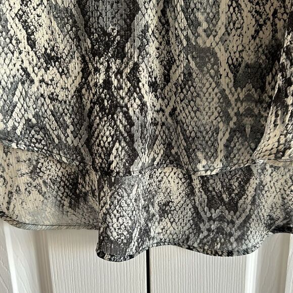 Zara Basic Women’s V Neck Snakeskin Black & Grey Blouse - Picture 5 of 7